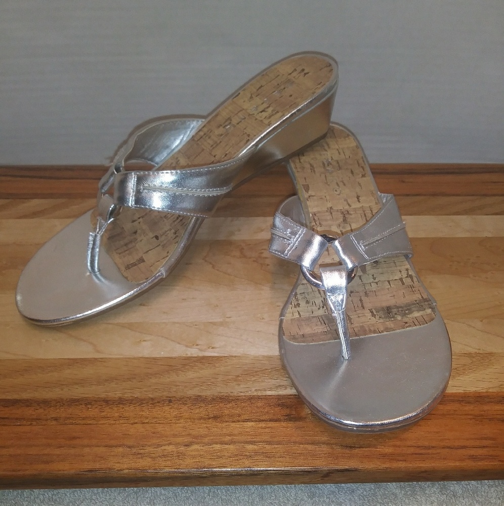 Pesaro Flip Flop Wedges Silver Size 7 EUC